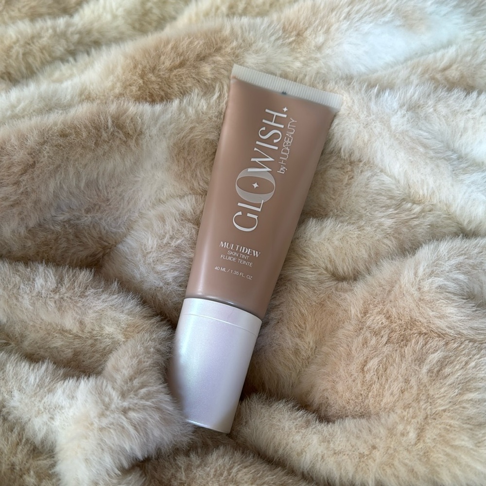 New Huda Beauty GloWish Multidew Vegan Skin Tint Foundation | Medium